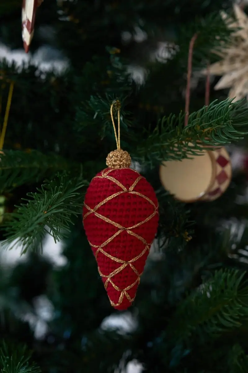 Lille Arv - Hæklet Julekugle Cone - Rød/Guld