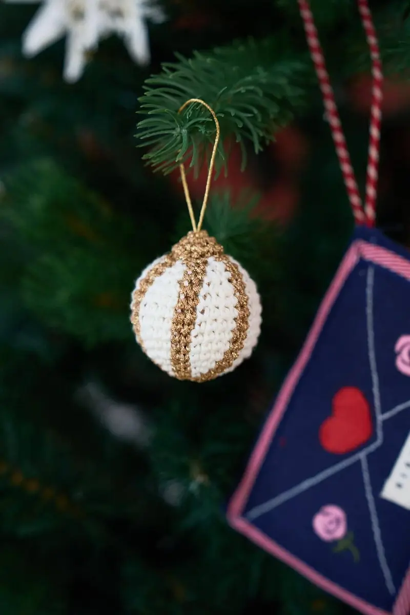 Lille Arv - Hæklet Julekugle Mini - Guld/Hvid