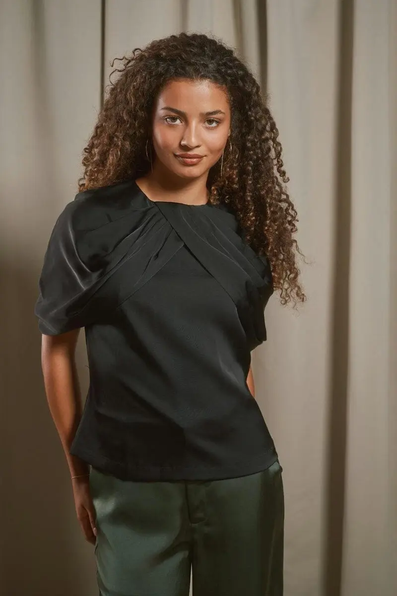 Neo Noir - Ulanda Drapy Satin Top 170740 - 100 - Black