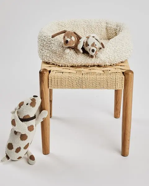 Smallstuff Hundekurv med strikkede hund og hvalpe